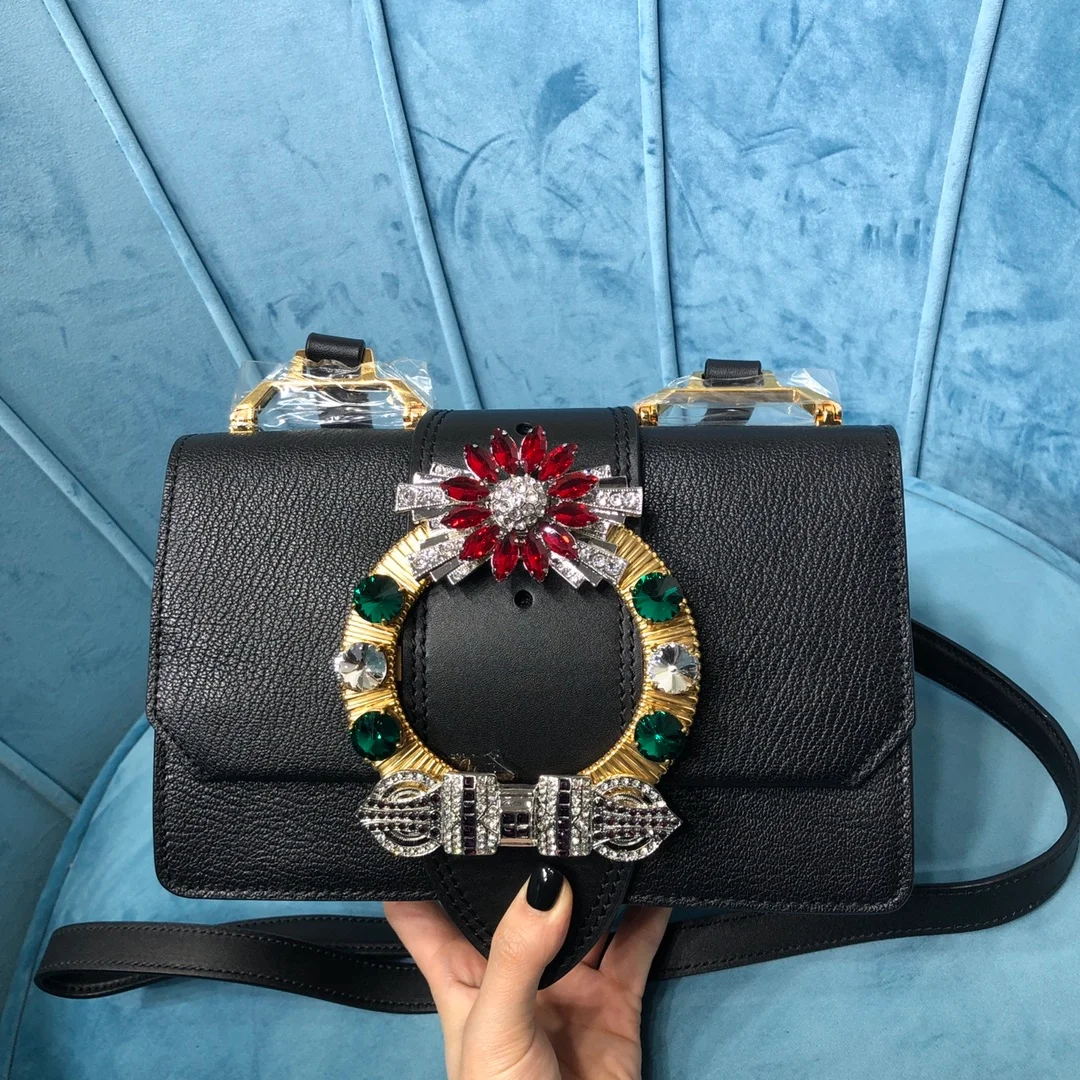 크리스탈 버클 플랩 숄더백 블랙 상세