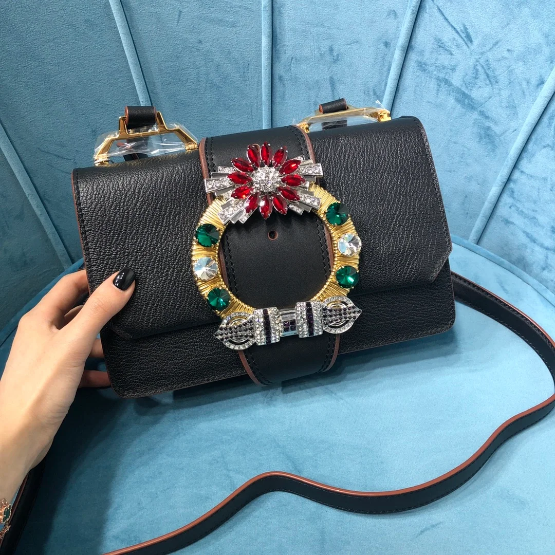 크리스탈 버클 플랩 숄더백 블랙브라운 상세