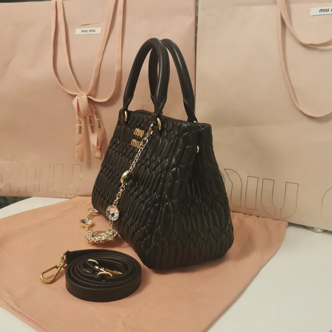 크리스탈 클로케 나파 가죽 핸드백 블랙 상세