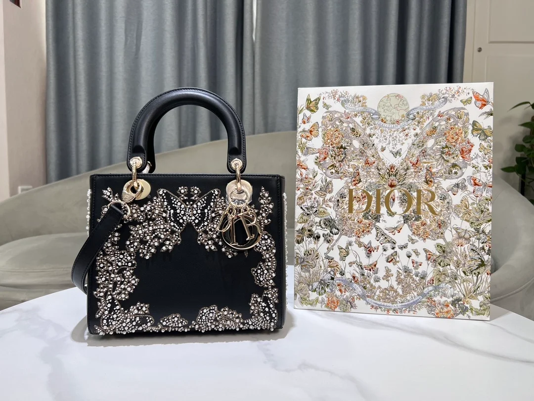 레이디 D-Lite 미디엄 백 블랙 화이트 라마지 버터플라이 상세