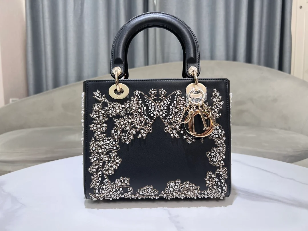 레이디 D-Lite 미디엄 백 블랙 화이트 라마지 버터플라이 상세