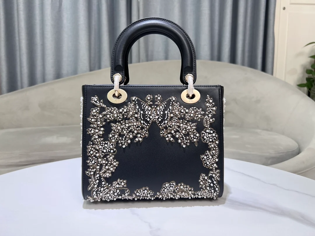 레이디 D-Lite 미디엄 백 블랙 화이트 라마지 버터플라이 상세