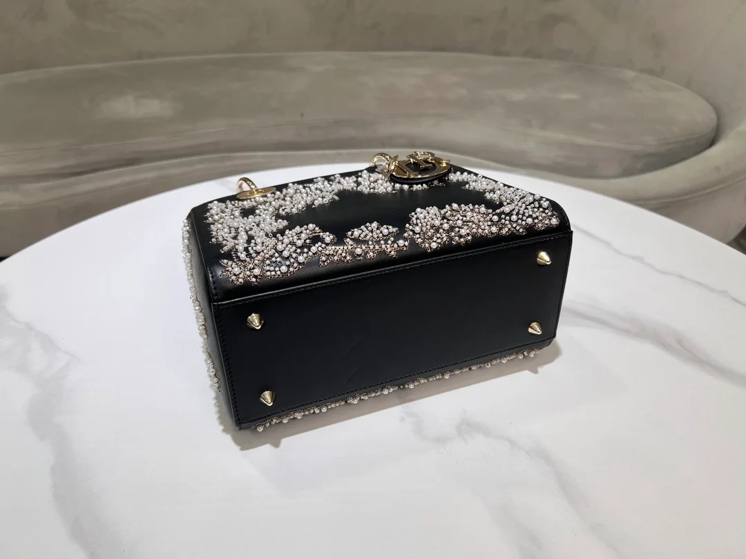 레이디 D-Lite 미디엄 백 블랙 화이트 라마지 버터플라이 상세