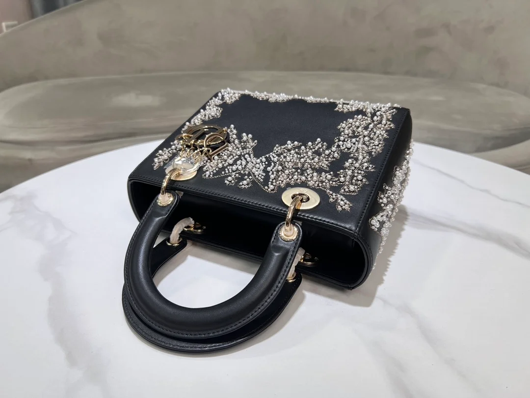 레이디 D-Lite 미디엄 백 블랙 화이트 라마지 버터플라이 상세