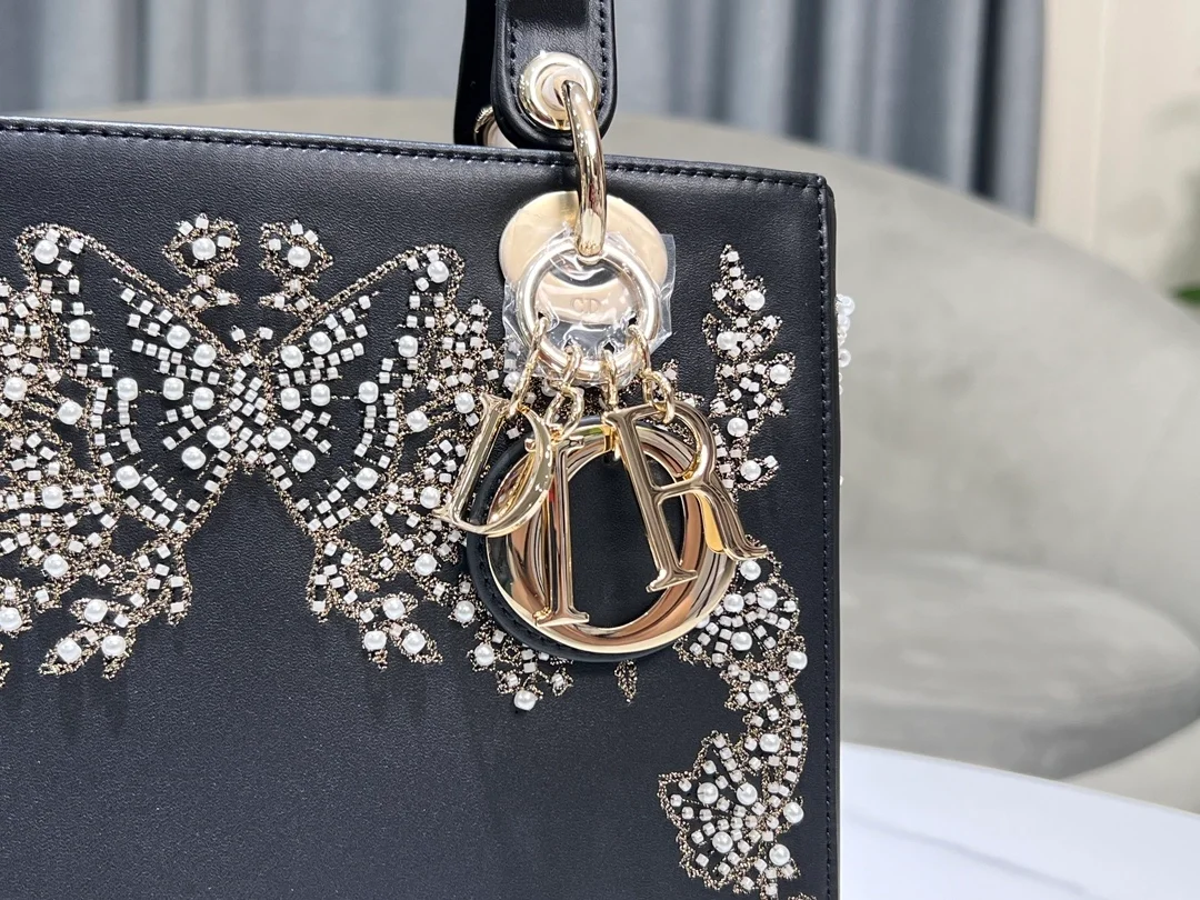 레이디 D-Lite 미디엄 백 블랙 화이트 라마지 버터플라이 상세