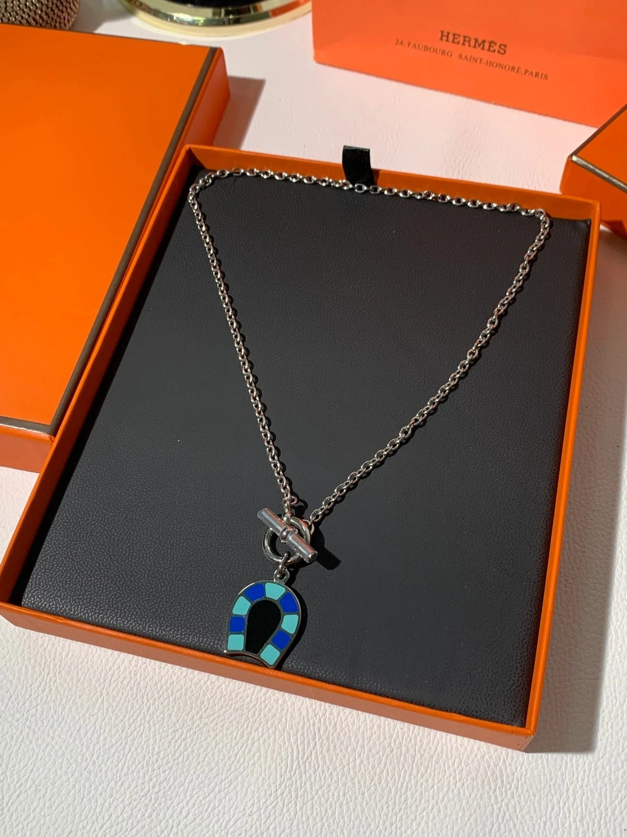 Helios Fer a Cheval 목걸이 상세