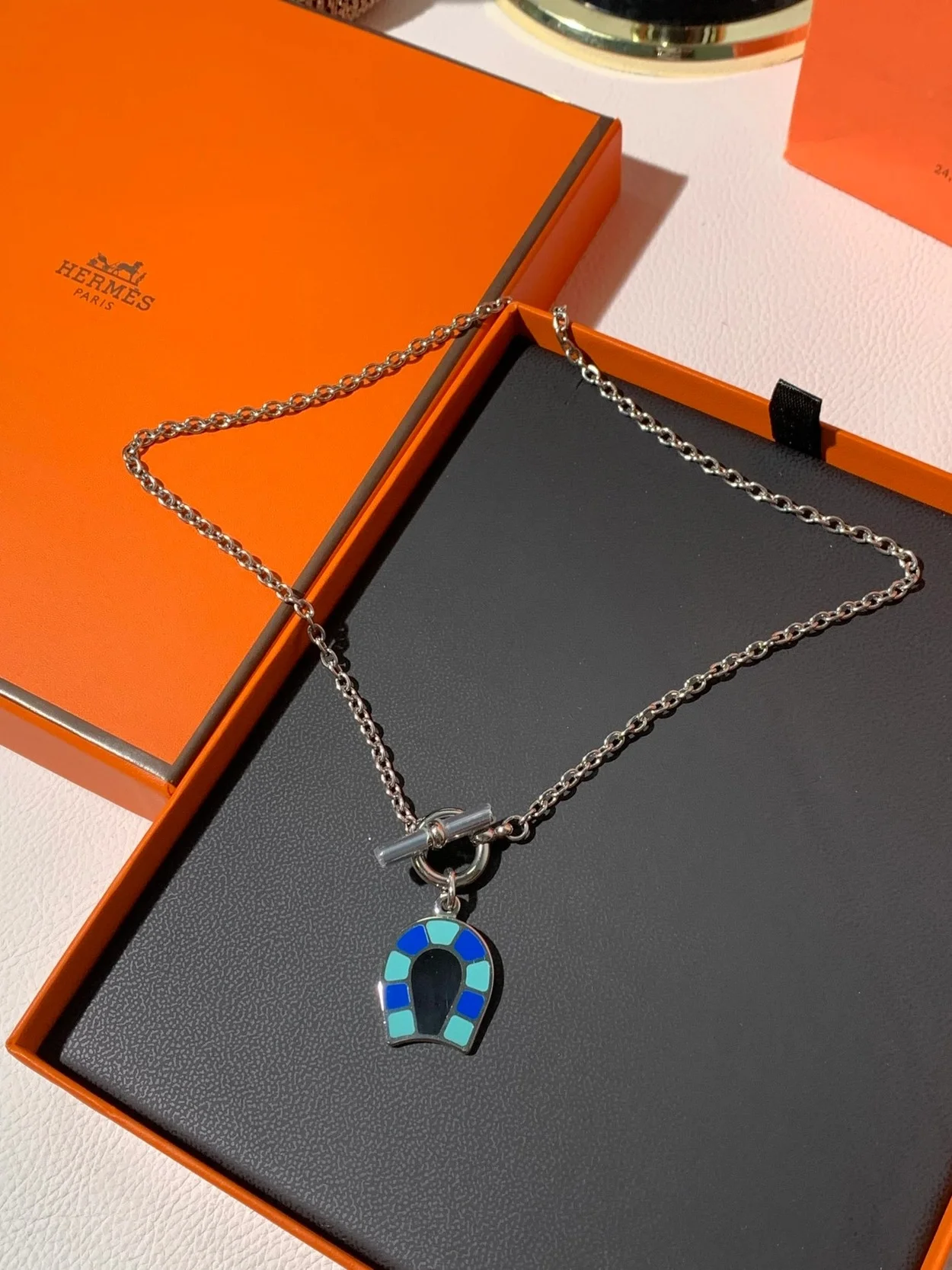 Helios Fer a Cheval 목걸이 상세