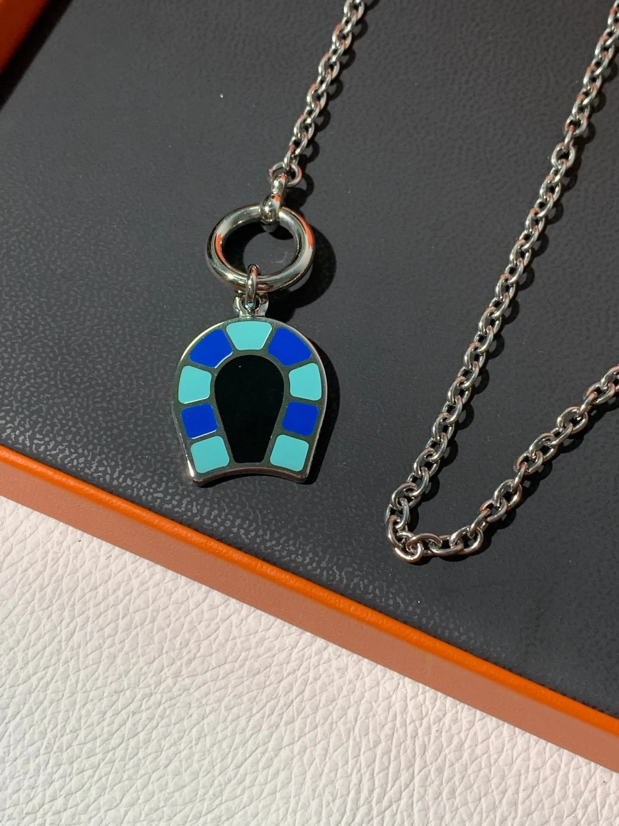 Helios Fer a Cheval 목걸이 상세