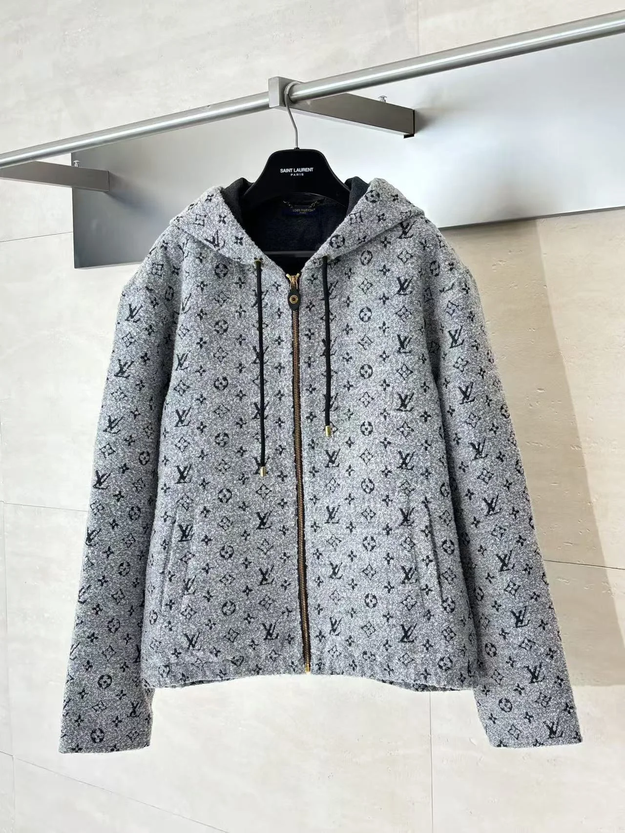 모노그램 후드 재킷 상세