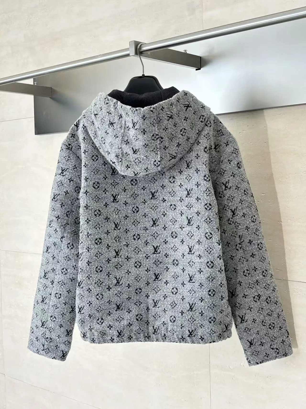 모노그램 후드 재킷 상세