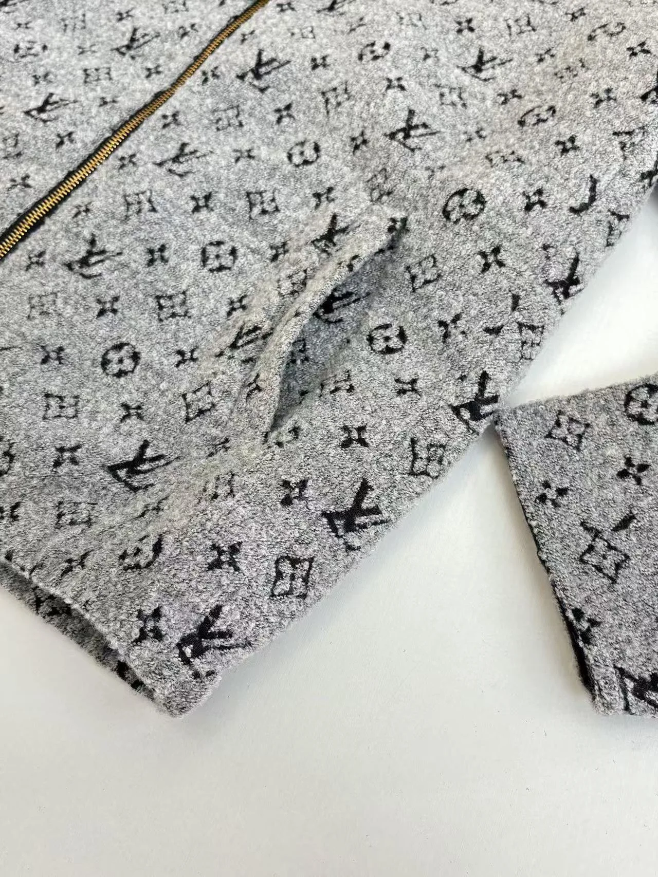 모노그램 후드 재킷 상세