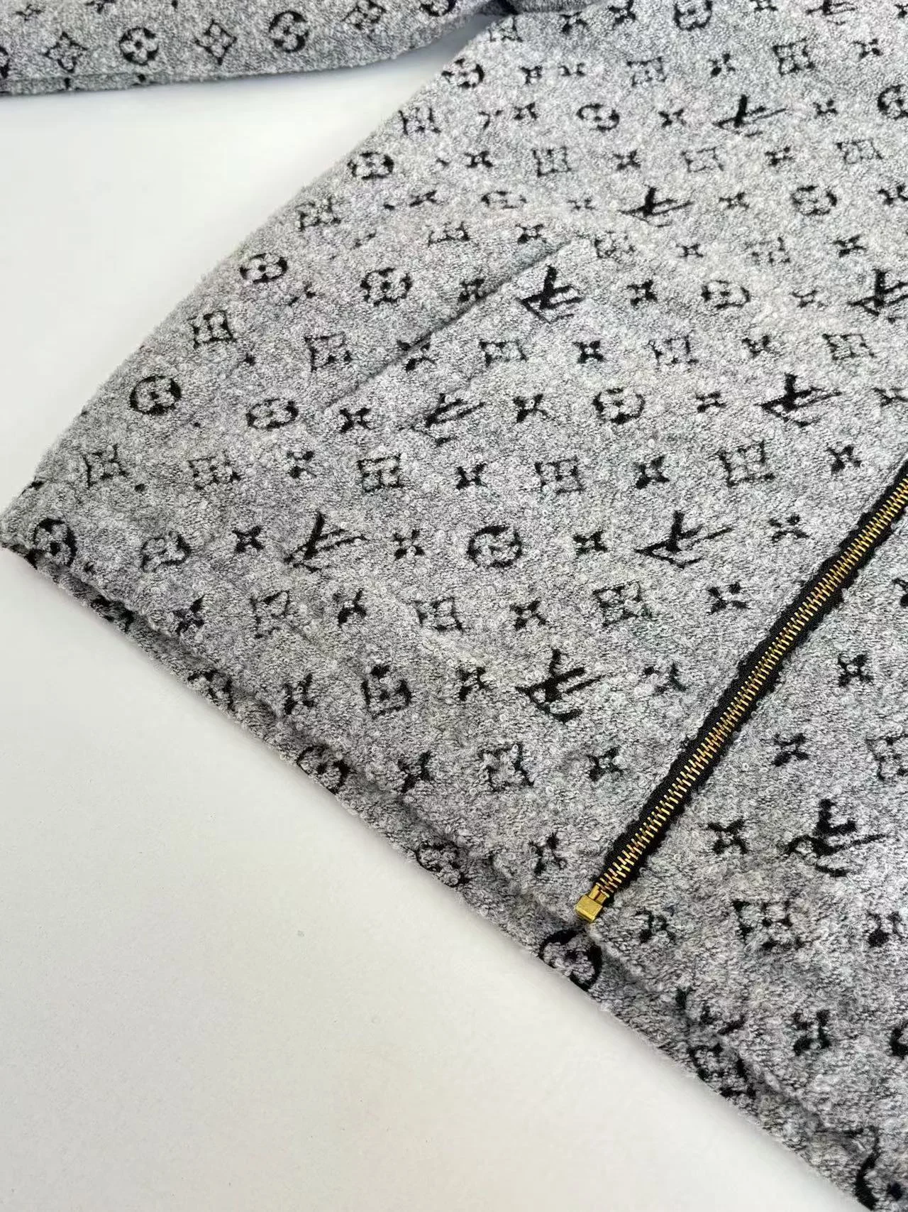 모노그램 후드 재킷 상세