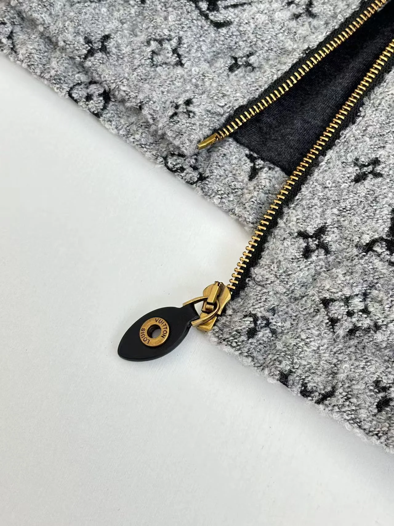 모노그램 후드 재킷 상세