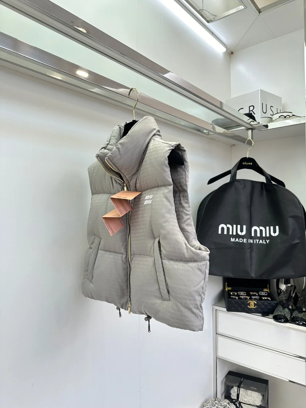 로고 크롭 쇼트 다운 베스트 상세