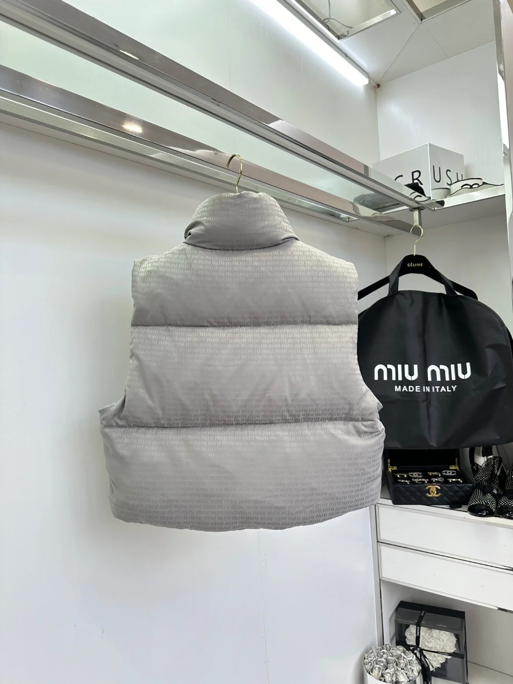 로고 크롭 쇼트 다운 베스트 상세