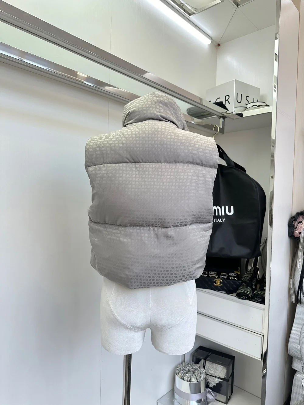 로고 크롭 쇼트 다운 베스트 상세