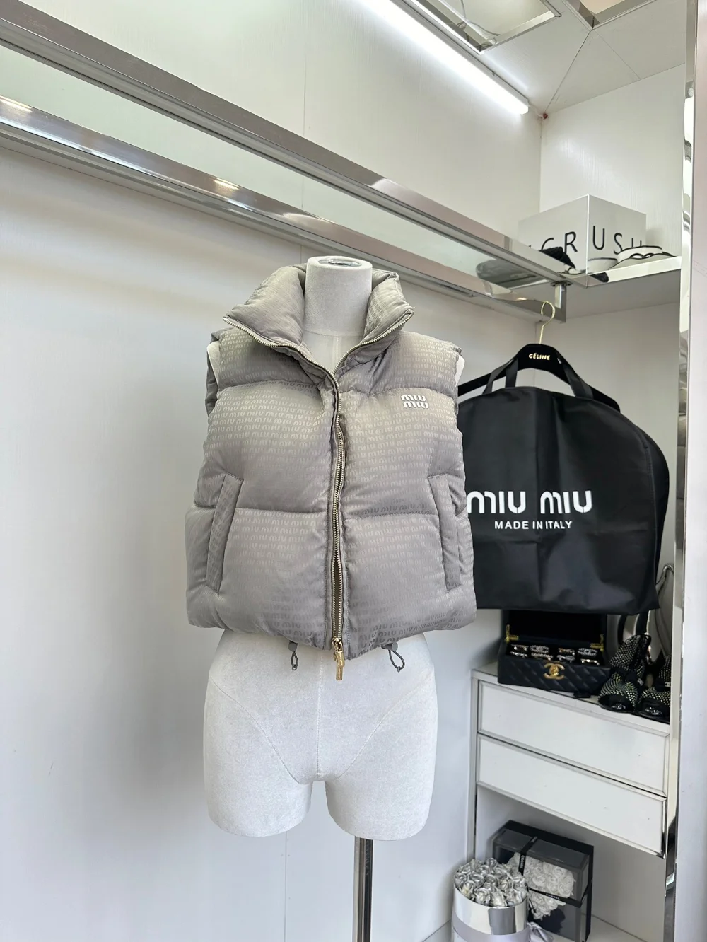 로고 크롭 쇼트 다운 베스트 상세