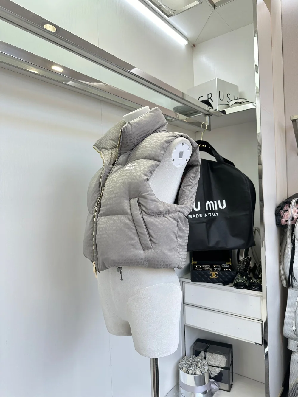 로고 크롭 쇼트 다운 베스트 상세