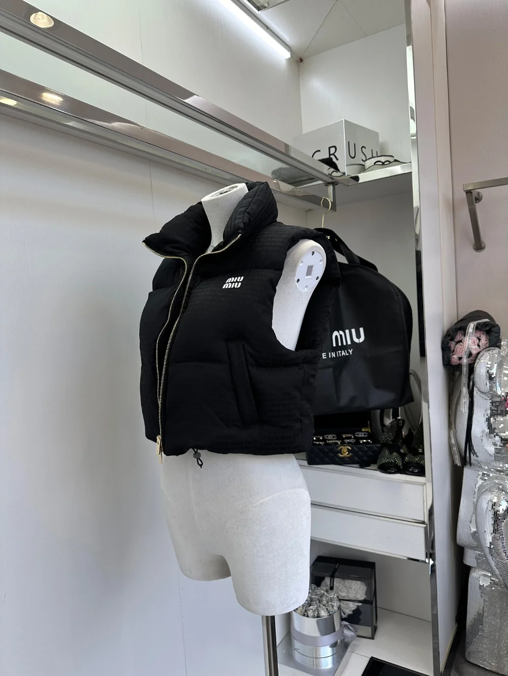 로고 크롭 쇼트 다운 베스트 상세