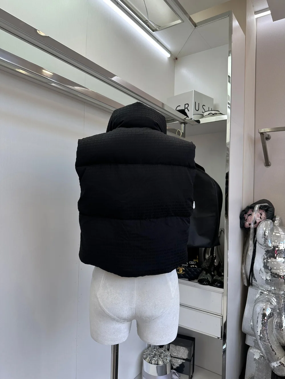 로고 크롭 쇼트 다운 베스트 상세