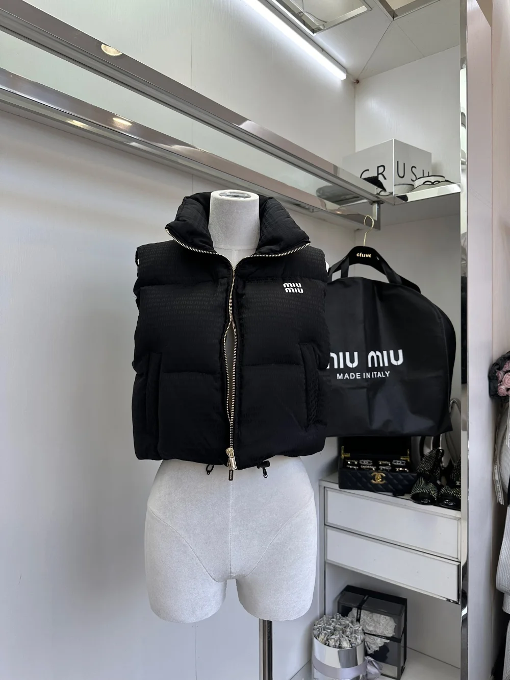 로고 크롭 쇼트 다운 베스트 상세