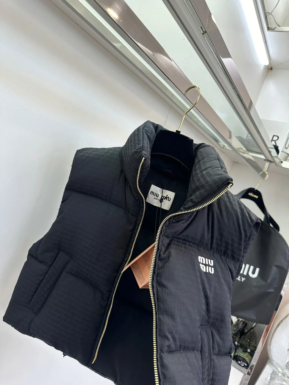 로고 크롭 쇼트 다운 베스트 상세