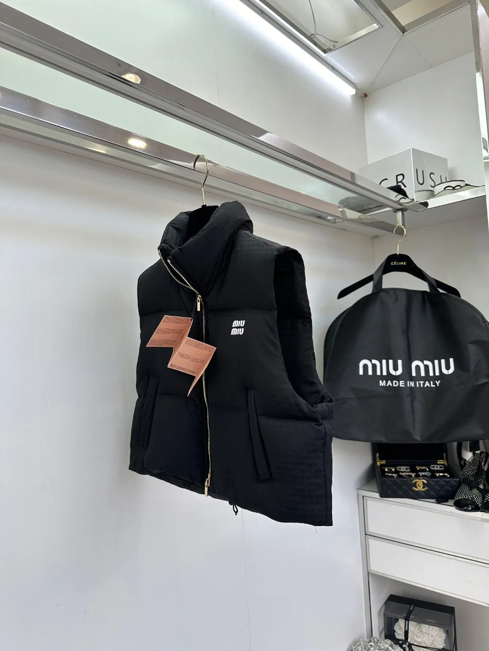 로고 크롭 쇼트 다운 베스트 상세