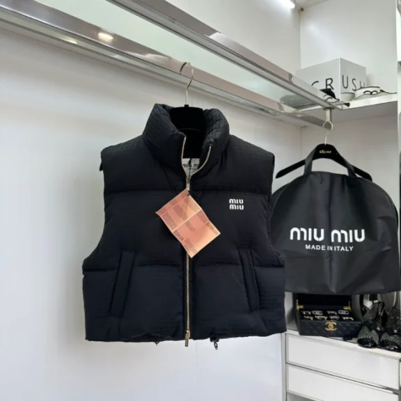 로고 크롭 쇼트 다운 베스트