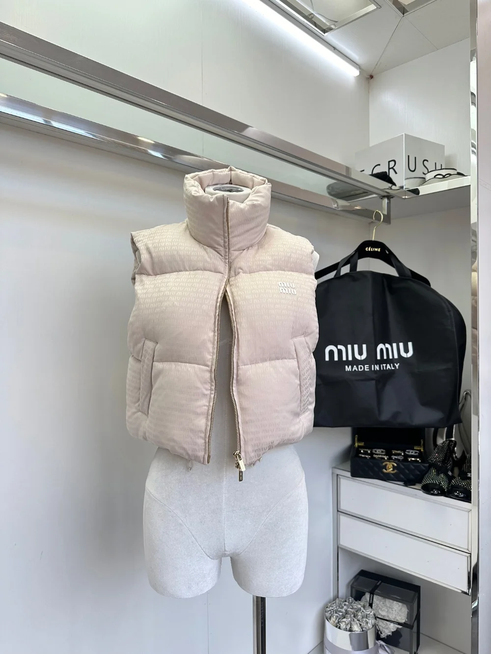 로고 크롭 쇼트 다운 베스트 상세