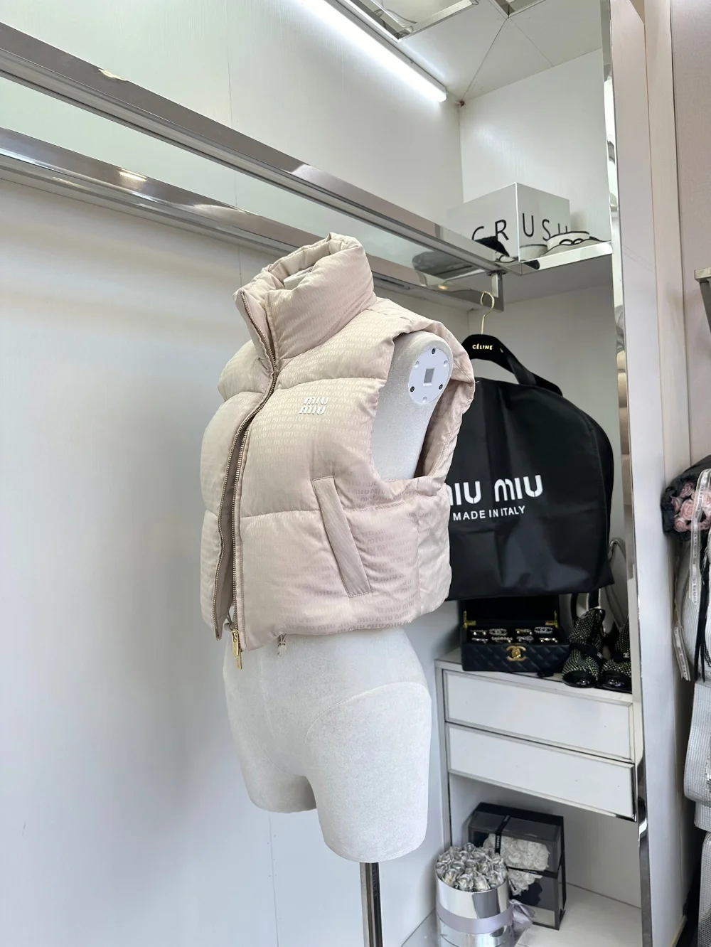 로고 크롭 쇼트 다운 베스트 상세