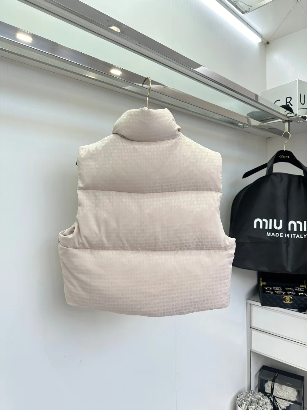 로고 크롭 쇼트 다운 베스트 상세