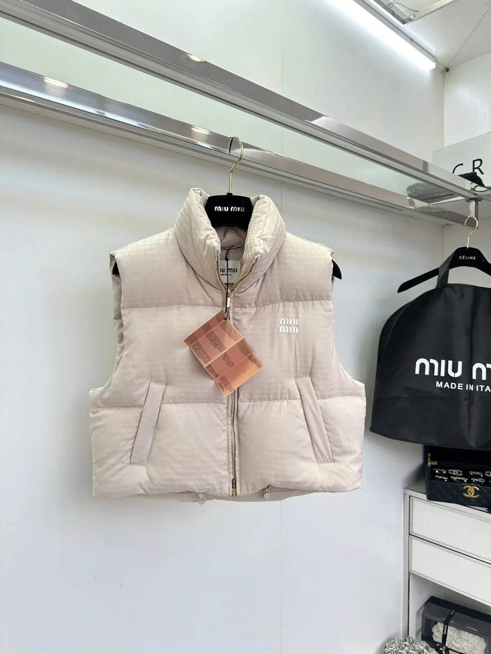 로고 크롭 쇼트 다운 베스트 상세