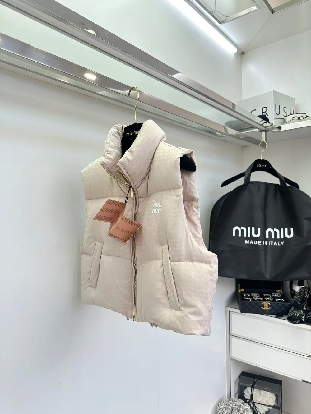 로고 크롭 쇼트 다운 베스트 상세