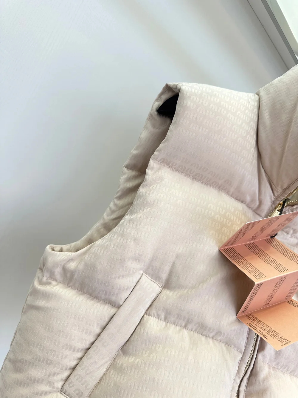 로고 크롭 쇼트 다운 베스트 상세