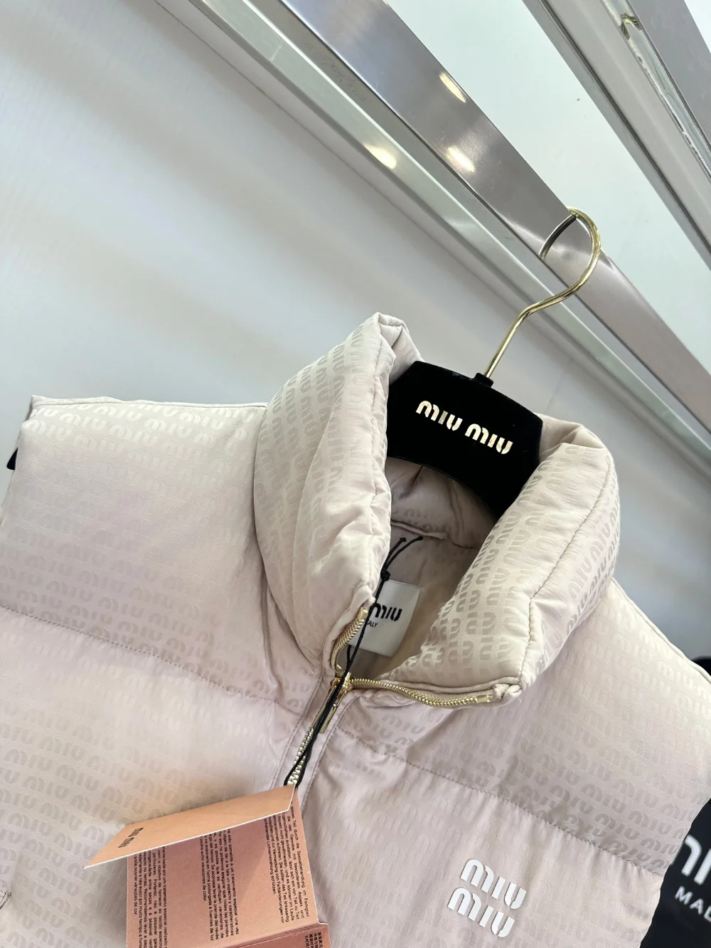 로고 크롭 쇼트 다운 베스트 상세