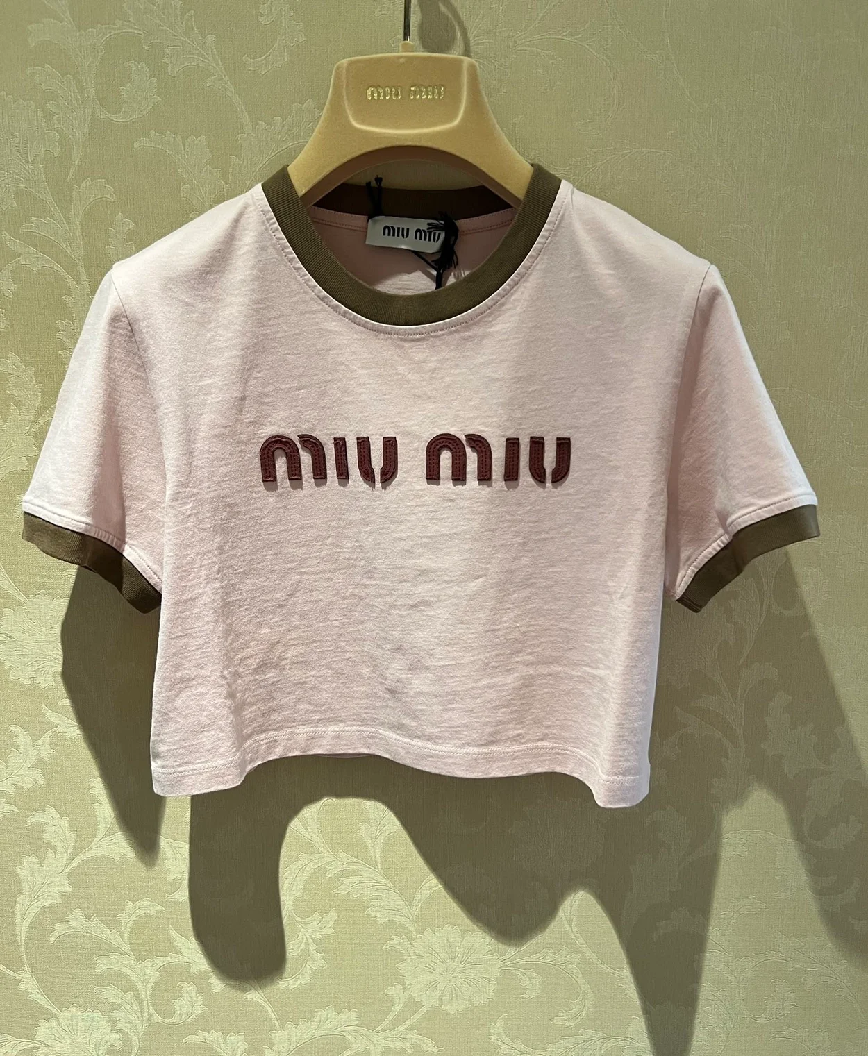 핑크 & 카키 크롭 로고 티셔츠 상세