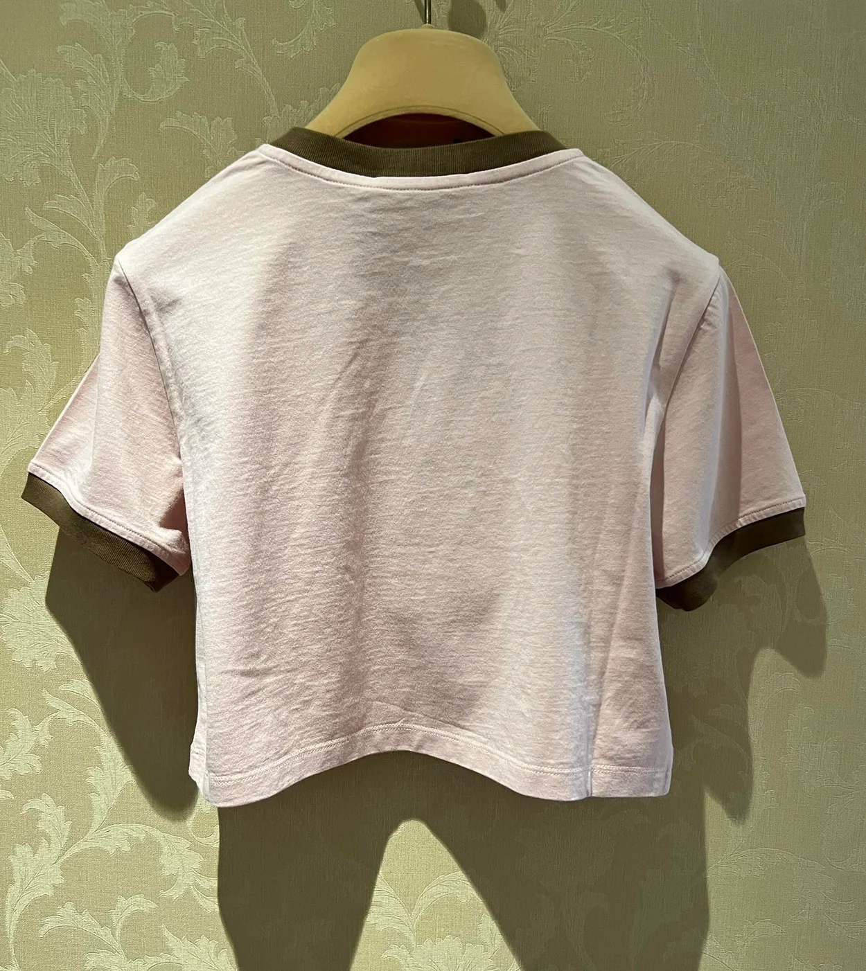 핑크 & 카키 크롭 로고 티셔츠 상세