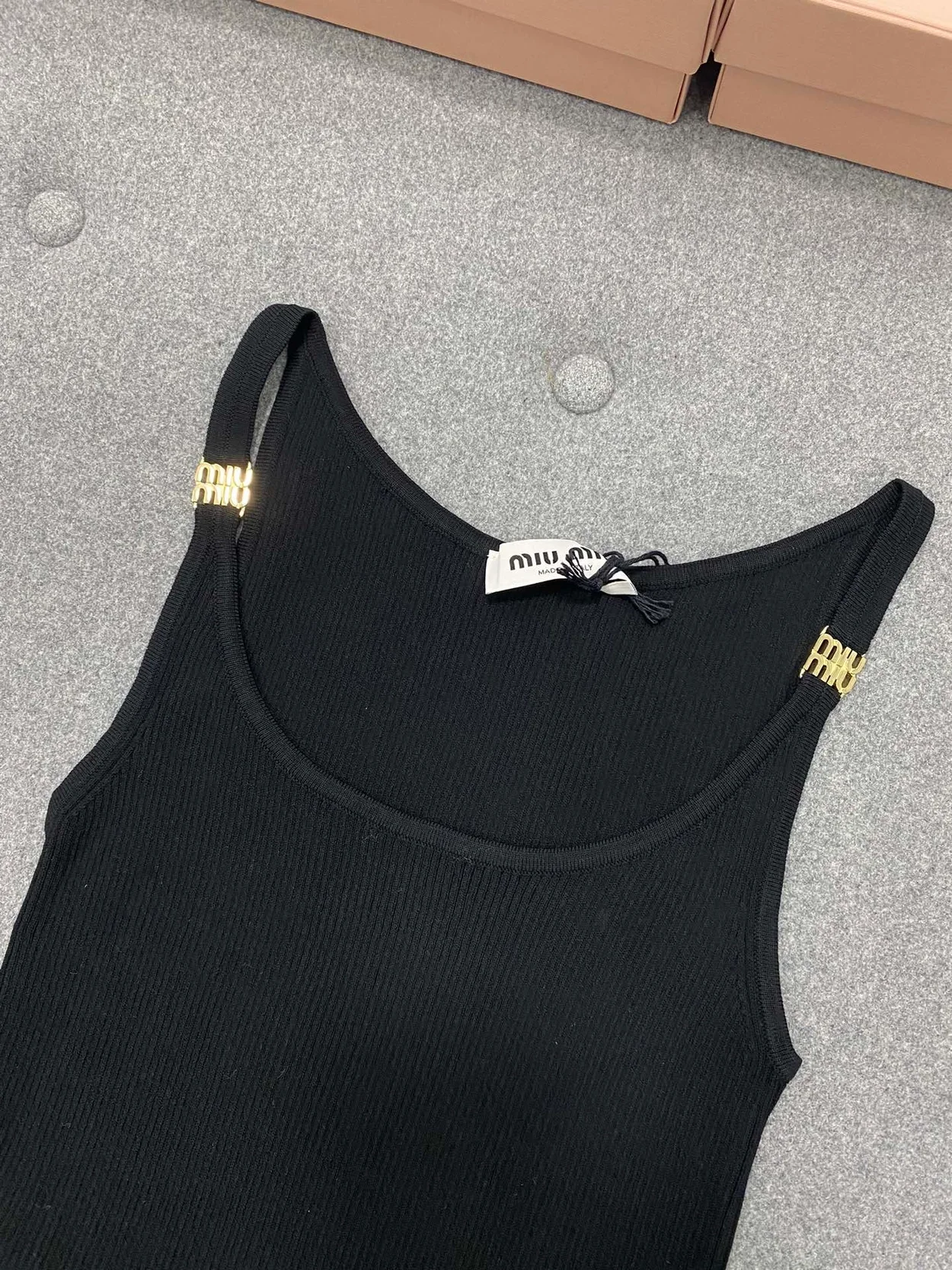 어깨 로고 민소매 상세