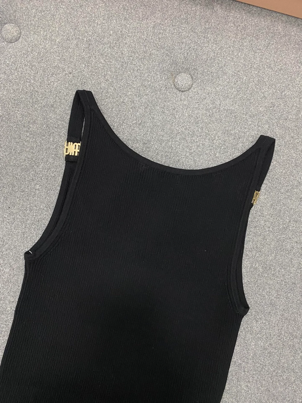 어깨 로고 민소매 상세