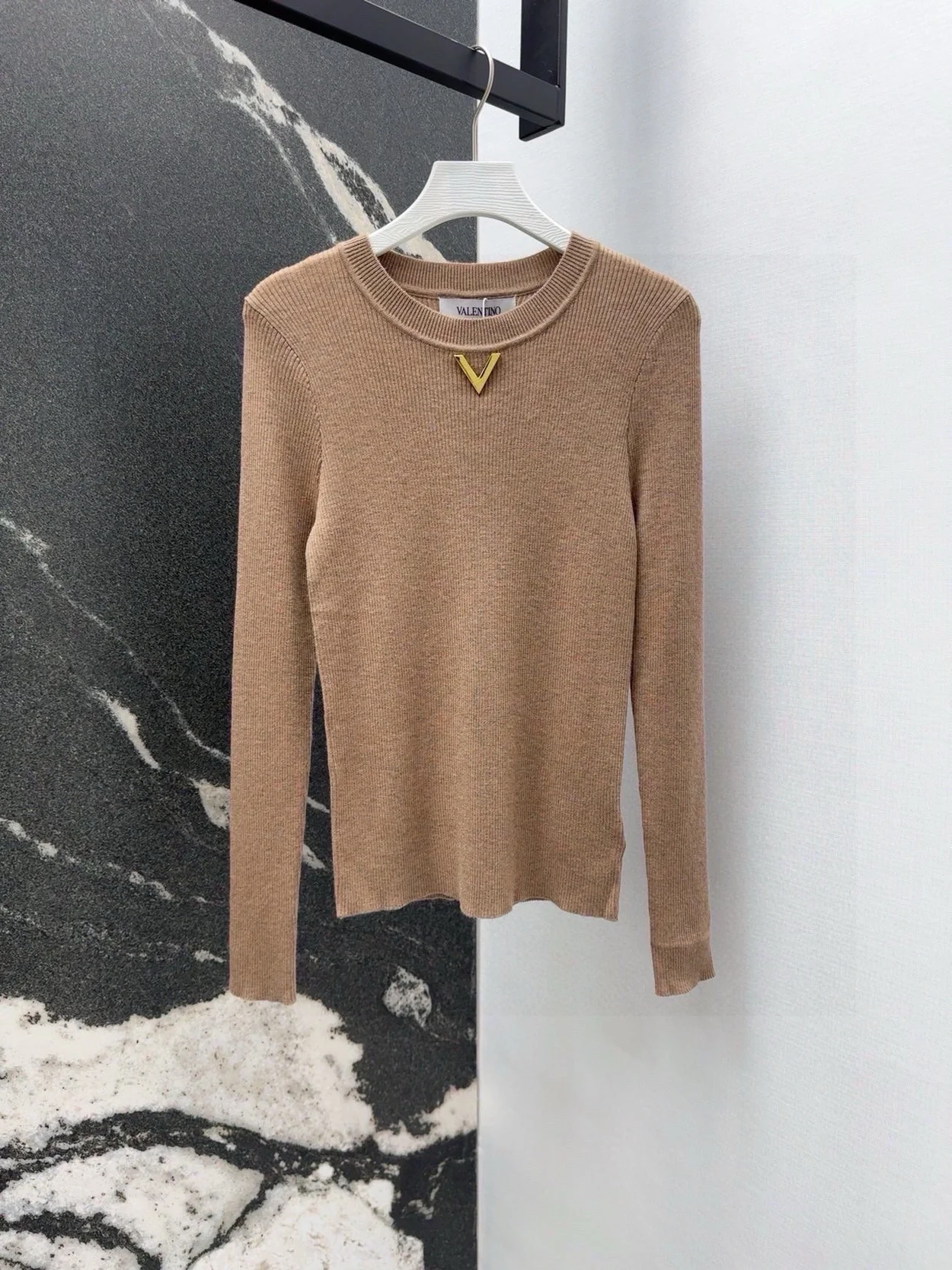 발렌티노 로고 골지 티셔츠 베이지 상세