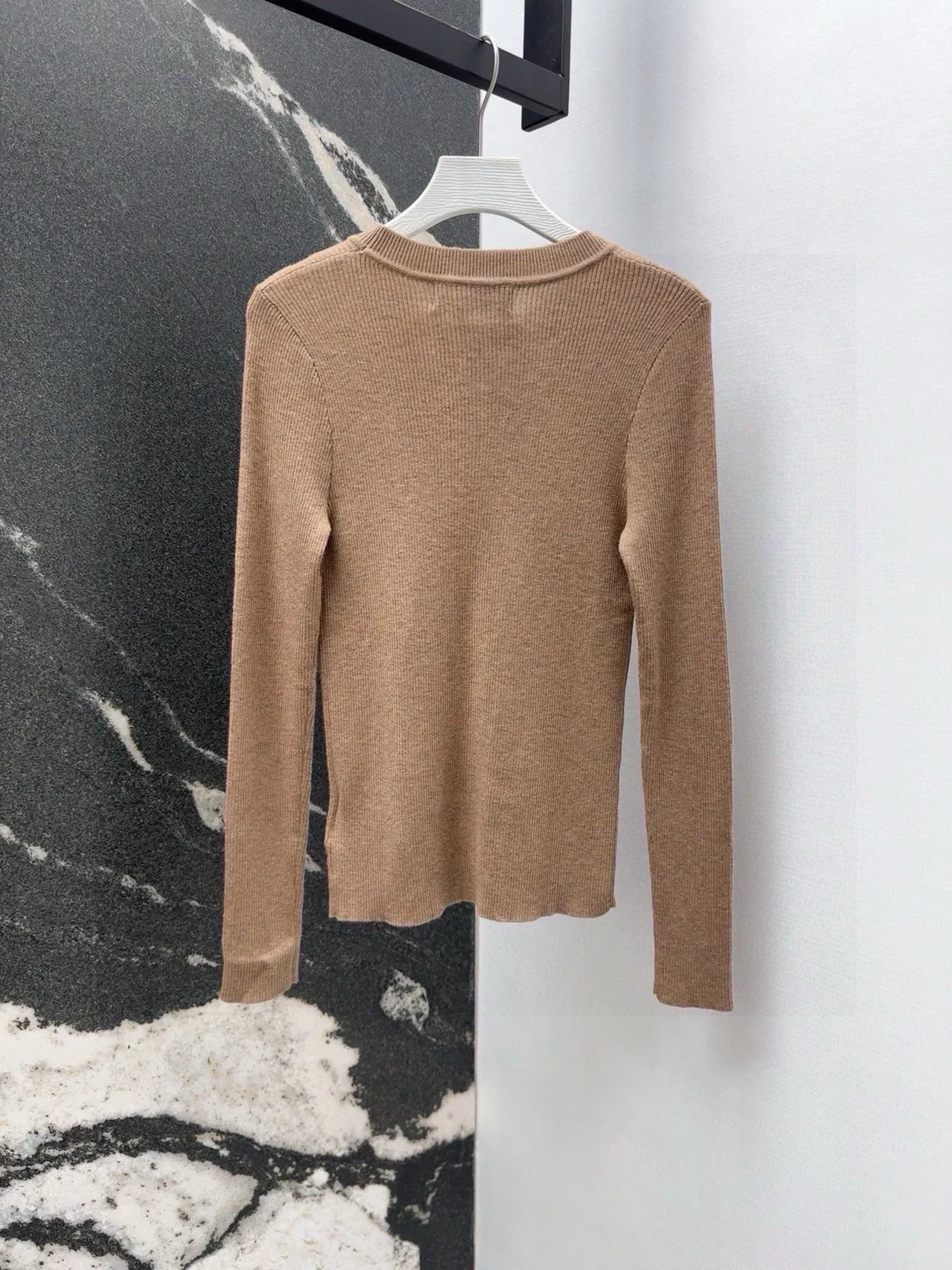 발렌티노 로고 골지 티셔츠 베이지 상세