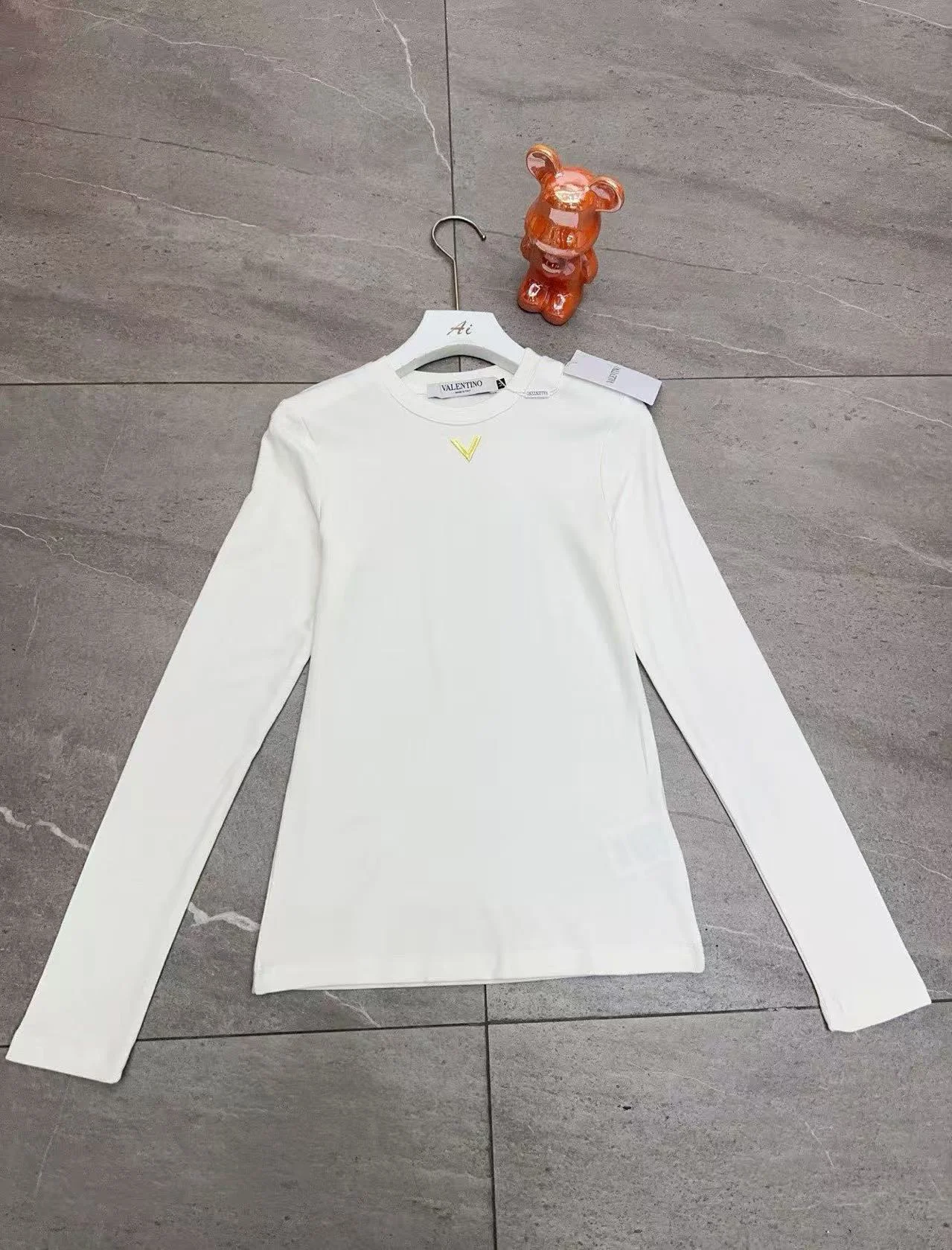 발렌티노 로고 티셔츠 아이보리 상세