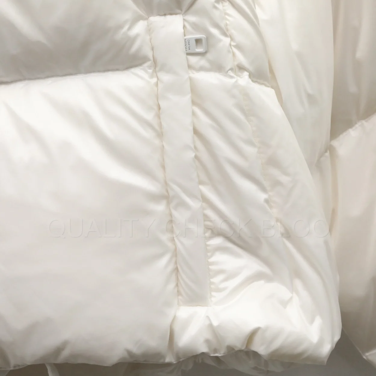 리나일론 컨버터블 크롭 다운 재킷 화이트 상세