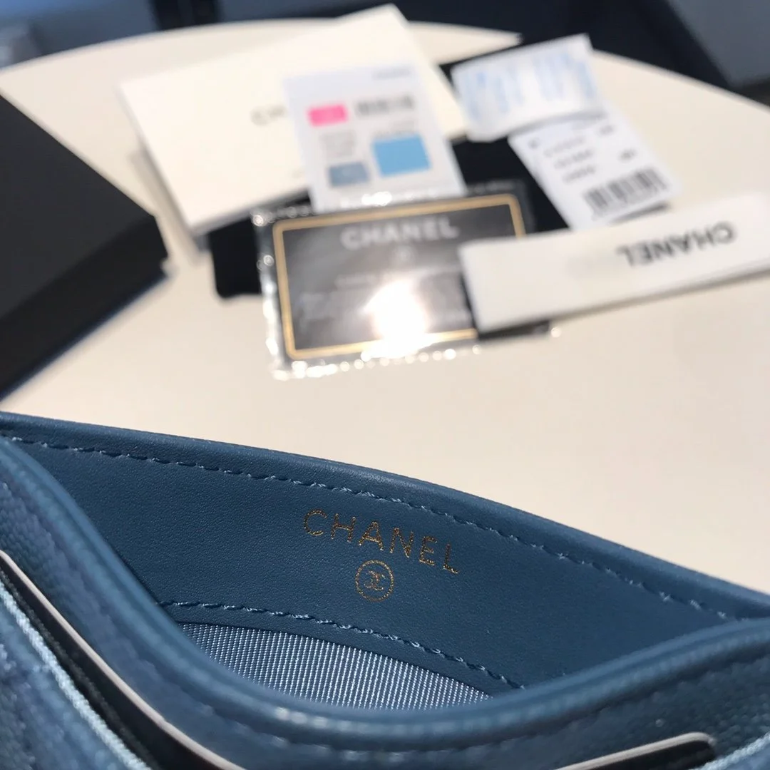 클래식 캐비어 카드홀더 상세