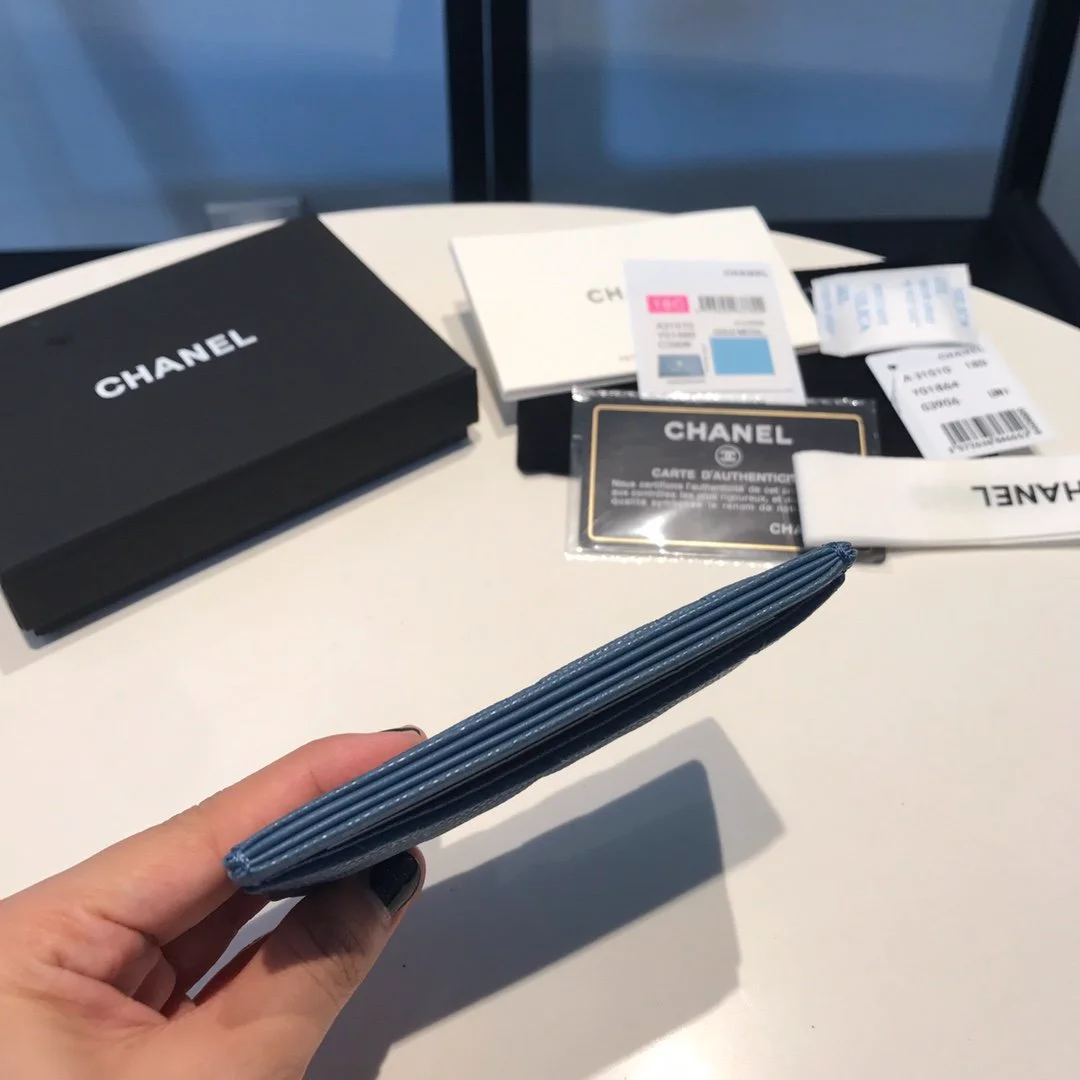 클래식 캐비어 카드홀더 상세