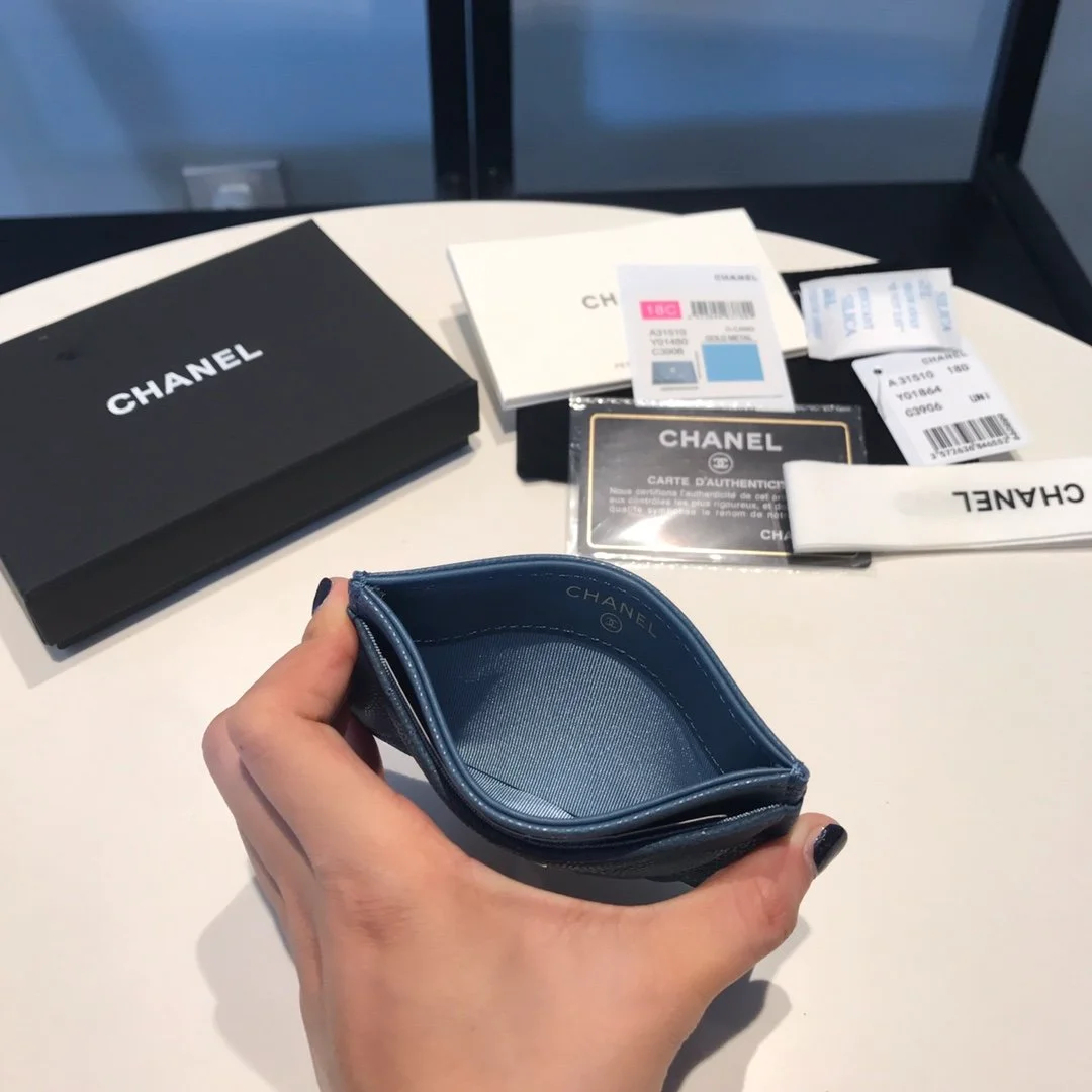 클래식 캐비어 카드홀더 상세