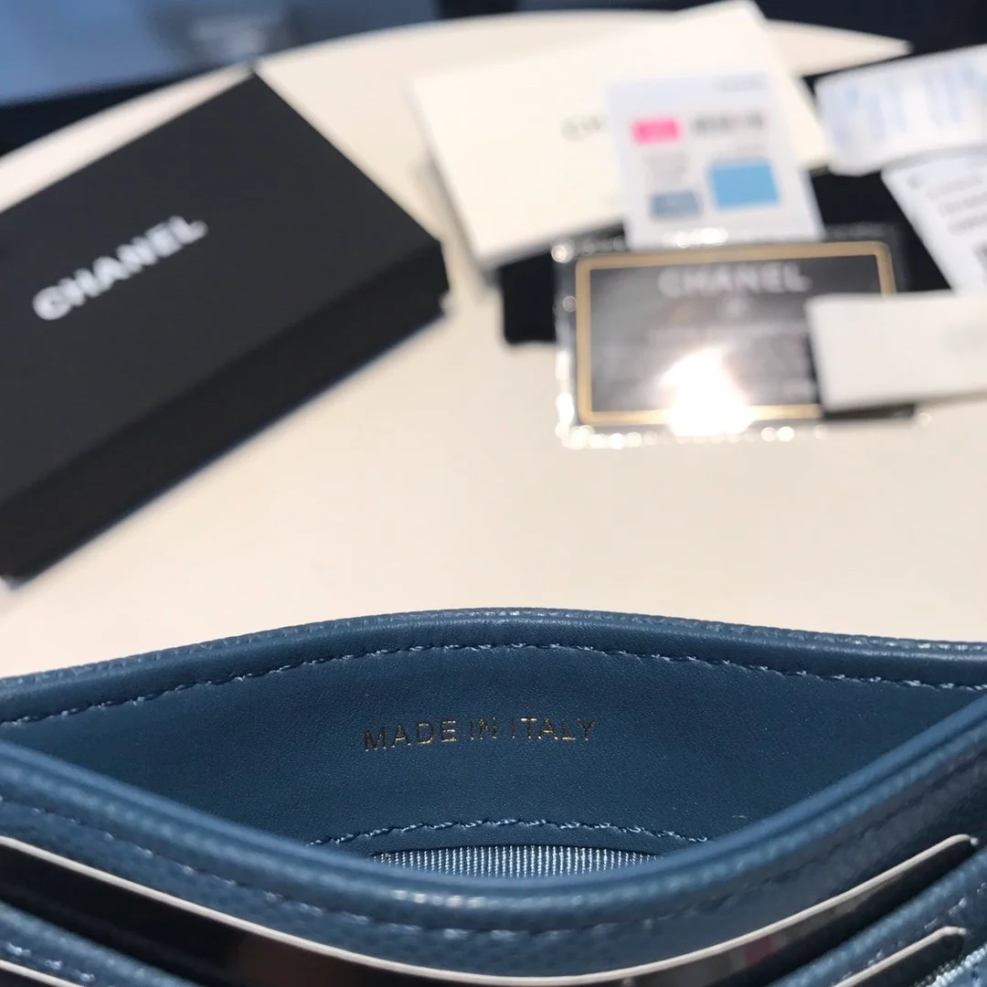 클래식 캐비어 카드홀더 상세