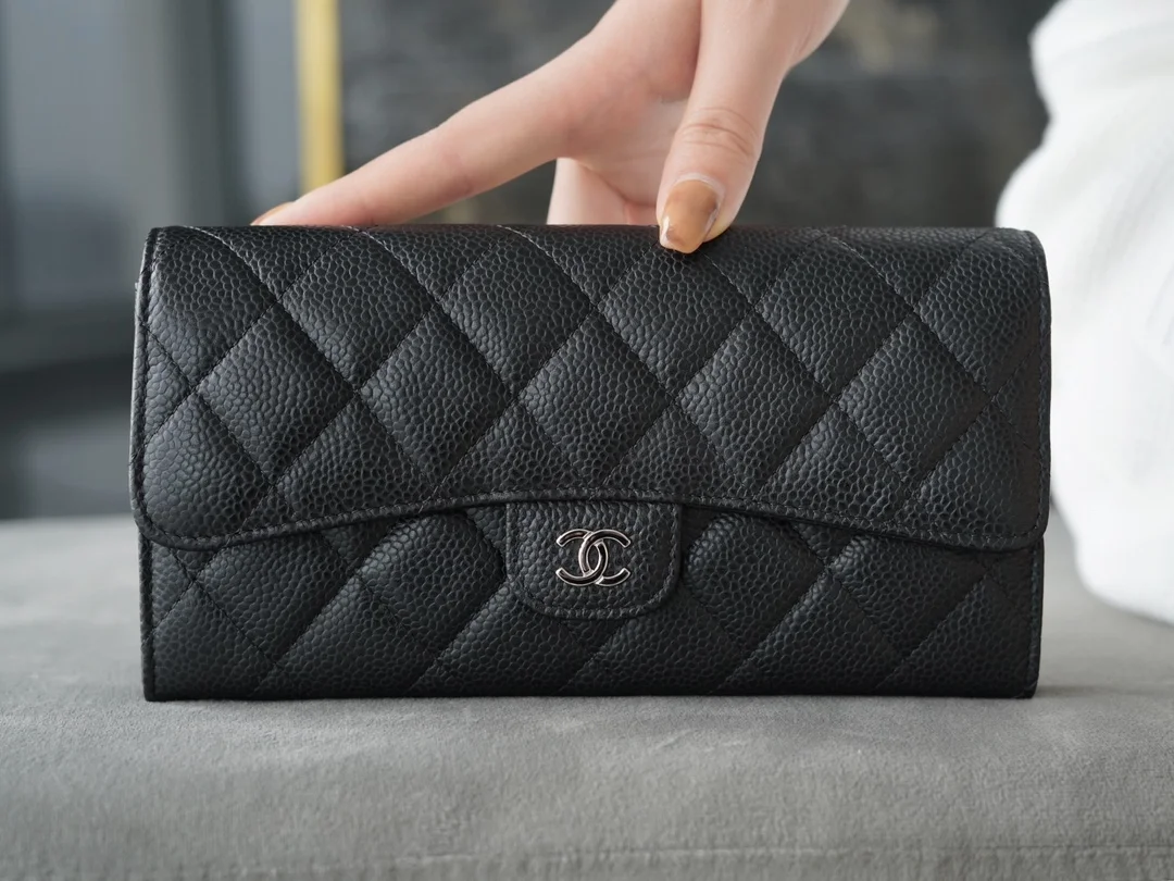 클래식 캐비어 플랩 장지갑 블랙 실버 상세