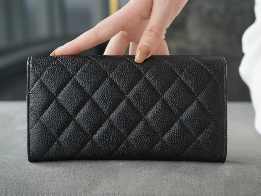 클래식 캐비어 플랩 장지갑 블랙 실버 상세