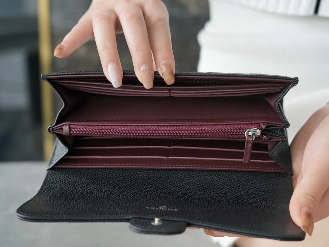 클래식 캐비어 플랩 장지갑 블랙 실버 상세